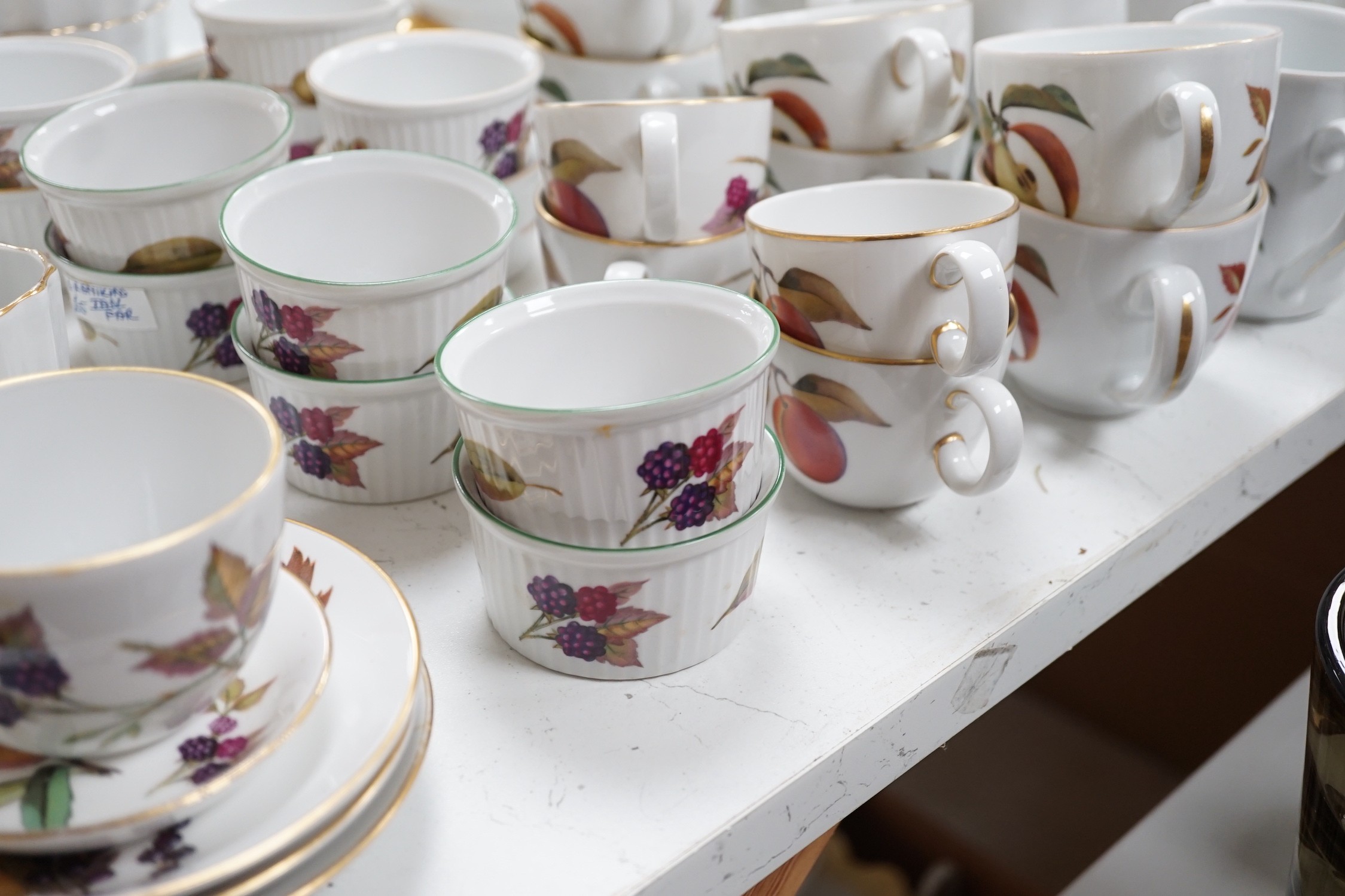 A Royal Worcester Evesham pattern service